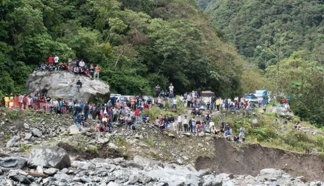 Decenas de ciudadanos se vieron afectados por situación ocurrida en vía Cusco-Madre de Dios. Foto: Municipalidad de Camanti