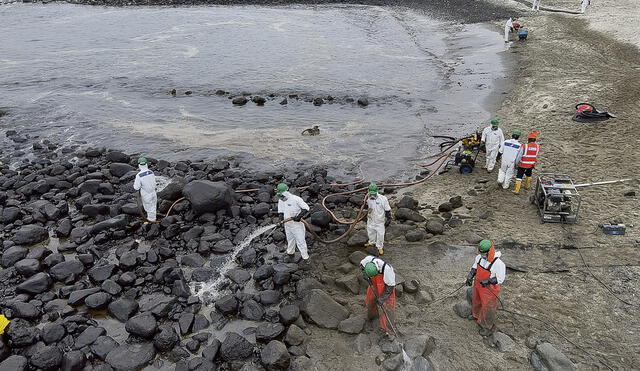 Informe de parte. El mar y el litoral afectados por el petróleo han sido limpiados en un 79%, según la empresa española. Foto: Marco Cotrina/La República