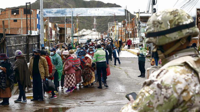 Puente internacional. Cientos de peruanos y bolivianos forman su cola para ingresar a territorio peruano, previa presentación de requisitos.
