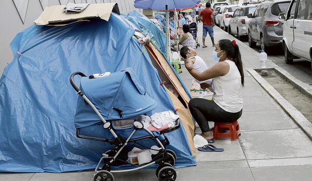 Viacrucis. Más de 30 padres de familia esperan bajo el sol a que sus hijos sean atendidos en el Hospital del Niño de Breña. Foto: Gerardo Marín/La República