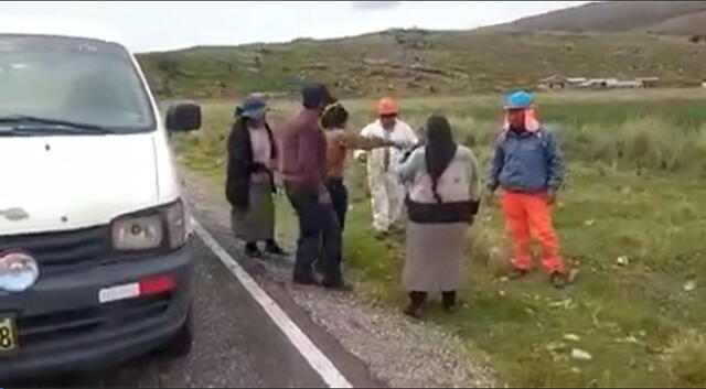 Agresión a trabajadores se registró en plena carretera a Muñani. Foto: captura/radio Onda Azul