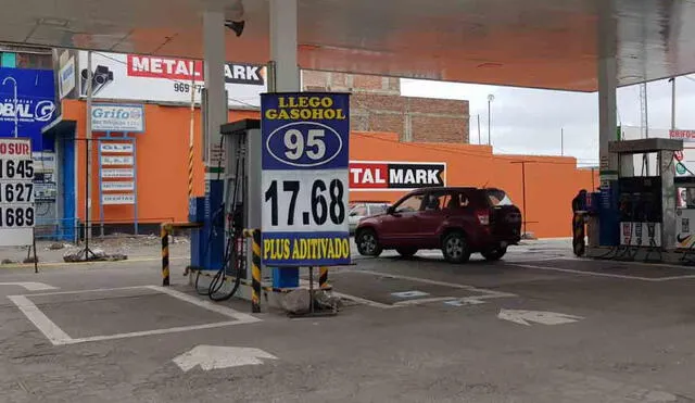 Este domingo en Arequipa, un galón de gasolina de 90 se cotizó cerca de los 17,00 soles. Foto: URPI/Wilder Pari