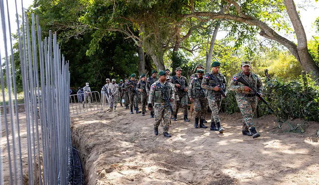Militares dominicanos patrullan durante la inauguración, realizada por Luis Abinader, de las obras de la nueva valla fronteriza que separará a República Dominicana de Haití. Foto y video: EFE