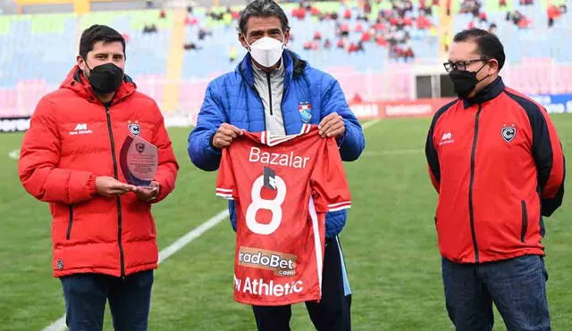 El club le entregó una placa recordatoria y una camiseta oficial del 2022. Foto: Cienciano