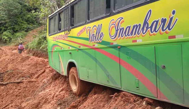 Pobladores de la zona ayudaron a remolcar el bus usando sogas de todo grosor. Foto: PNP