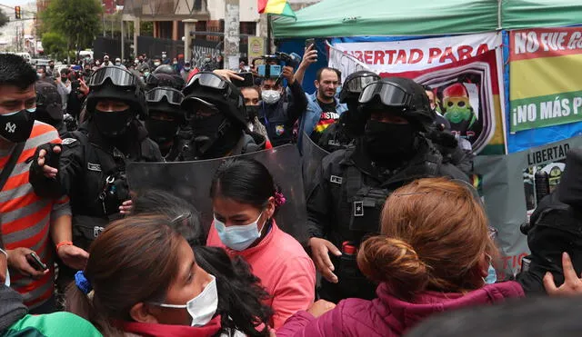 Policías hacen una barrera para evitar el paso de manifestantes afines al Gobierno de Bolivia frente al Centro Penitenciario Femenino de Miraflores. Foto: EFE