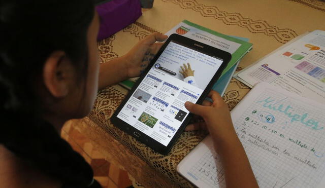 Ministerio de Educación tiene previsto enviar casi 40.000 cargadores solares portátiles para las tablets. Foto: Andina