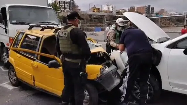 La camioneta habría invadido carril contrario e impactó contra el taxi. Tras el choque, el segundo vehículo colisionó con el pequeño camión. Foto: HBA Noticias