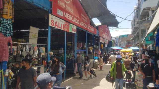 Comerciantes esperan que más agentes de la Policía Nacional acudan al Avelino Cáceres. Foto: URPI / Alexis Choque