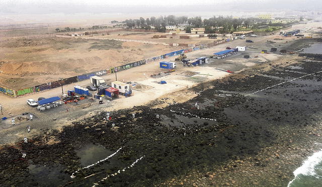 Evidencia. Toma aérea de una de las playas contaminadas con el petróleo, captada durante la inspección de Montoya. Foto: difusión