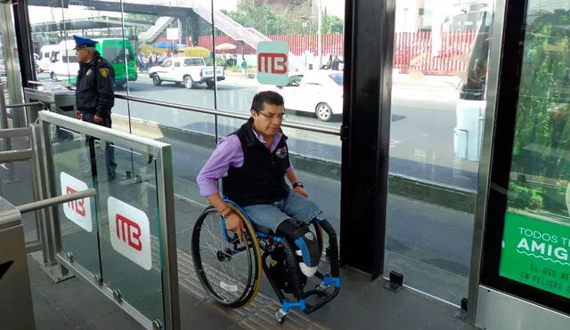 La Tarjeta Incluyente CDMX permite acceso gratuito a servicios como el Metrobús. Foto: Grupo Expansión