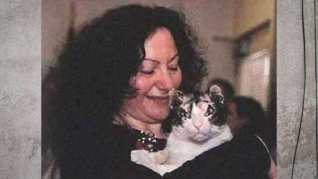 Karen Wellen abrazando a la gata Scarlett. Foto: Unotv.com