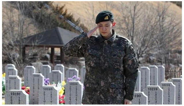 Chanyeol en el cementerio saludando la tumba de su abuelo. Foto: Chanyeol
