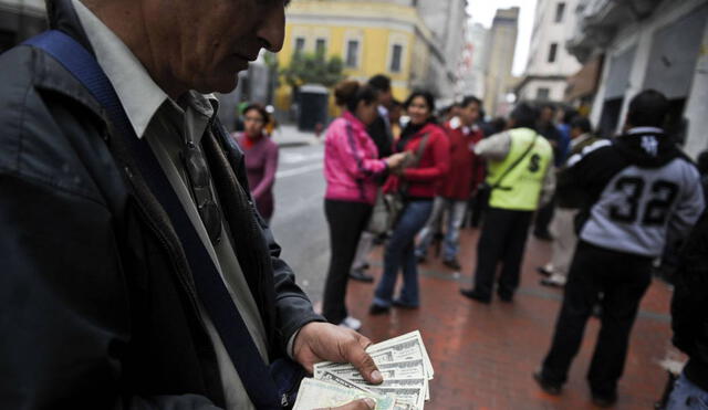 Conoce cuál es el precio del dólar en Perú hoy, miércoles 23 de febrero de 2022. Foto: AFP