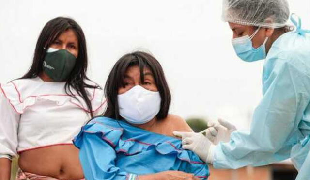 Ciudadanos continúan inmunizándose contra el virus. Foto: Andina