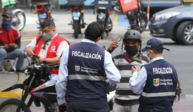 Jorge Quintana está a favor del proyecto de ley que prohíbe que dos personas circulen en moto lineal. Foto: Andina