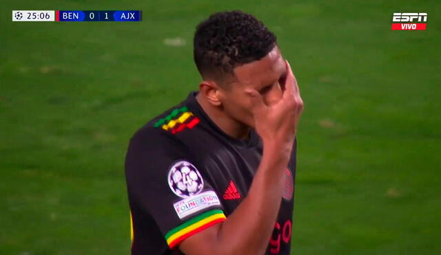 Sebastien Haller quiso rechazar, pero metió un autogol. Foto: Captura ESPN.