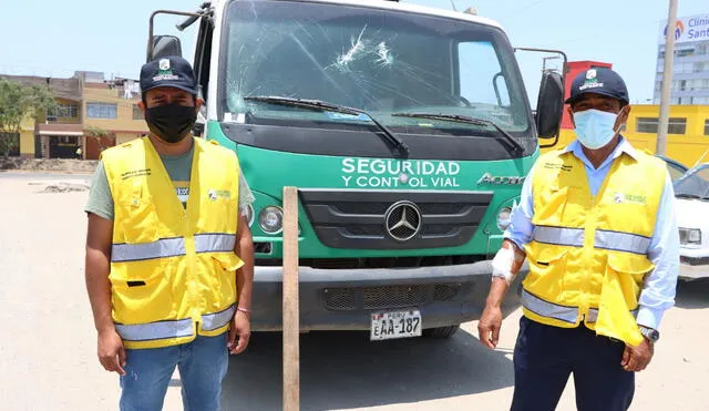 La grúa municipal también quedó seriamente dañada. Foto: Municipalidad de SJM