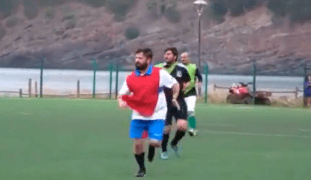 Vistiendo la camiseta de la Universidad Católica debajo de un peto rojo, Boric jugó como puntero derecho de su equipo, en una cancha en las cercanías de la orilla del mar. Foto: captura de video / Bío Bío Chile