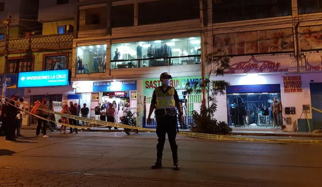 Violento hecho se registró ante la atenta mirada de transeúntes y comerciantes. Foto: Omar Coca/URPI-LR