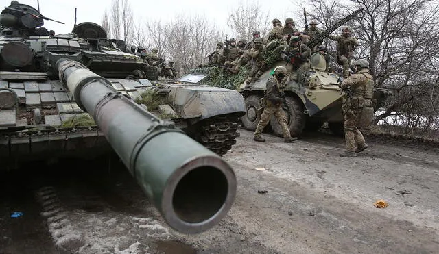Tropas ucranianas se alistan para defenderse del ataque ruso. Foto: AFP