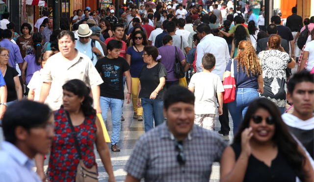 El 65% dijo que seguirían “absolutamente” los consejos de sus padres si les recomendaran un banco. Foto: Andina.