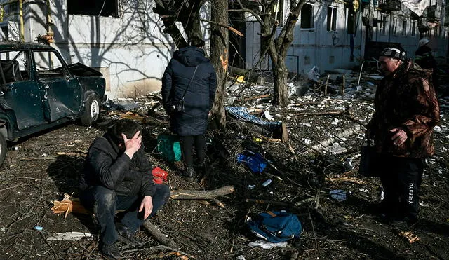 Ciudadanos después de los bombardeos en la ciudad de Chuguiv, en el este de Ucrania, este 24 de febrero. Foto: AFP