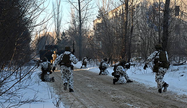 Militares participan en ejercicios tácticos cerca de la planta de energía nuclear de Chernóbil el 4 de febrero de 2022. Foto: AFP