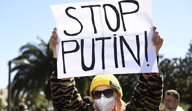 Manifestantes en el mundo piden a Vladimir Putin detener el ataque a Ucrania. Foto: AFP