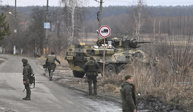 Militares ucranianos cerca de un vehículo blindado de transporte de personal en el noroeste de Kiev. Foto: AFP
