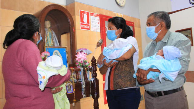 La madre y los abuelos agradecieron la exitosa labor realizada por los médicos especialistas. Foto: EsSalud
