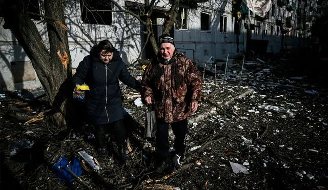 Ciudadanos de Ucrania luego del bombardeo en la ciudad de Chuguiv. Foto: AFP