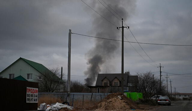 Fuerzas ucranianas y rusas se enfrentaron por el control del aeródromo de Hostomel, cercano a Kiev. Foto: AFP