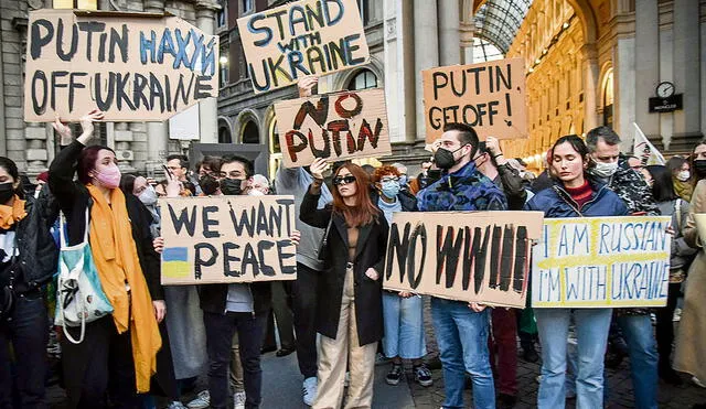 En Italia. Protestas contra la guerra se replicaron en los países europeos. Pidieron a Putin sacar tropas de Ucrania. Foto: EFE