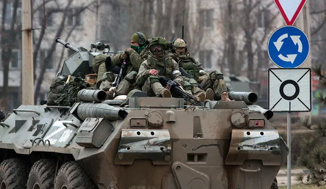 Los militares sobre un vehículo blindado ruso en Armyansk, Crimea, el 25 de febrero de 2022. Foto: AFP