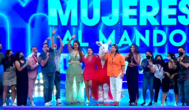 Las conductoras de Mujeres al mando invitaron al equipo del programa aparecer en pantallas para despedirse de los televidentes. Foto: captura/Latina