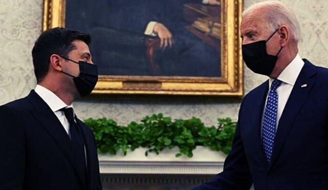 El presidente de Ucrania, Volodímir Zelenski, informó que discutió con su homólogo de Estados Unidos, Joe Biden sobre el fortalecimiento de las sanciones hacia Ucrania. Foto: Twitter