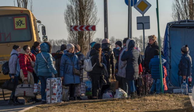 Los casi 70.000 refugiados notificados ya por los países vecinos a Ucrania podrían ser solo el inicio de un éxodo masivo. Foto: Andrey Borodoulin / AFP