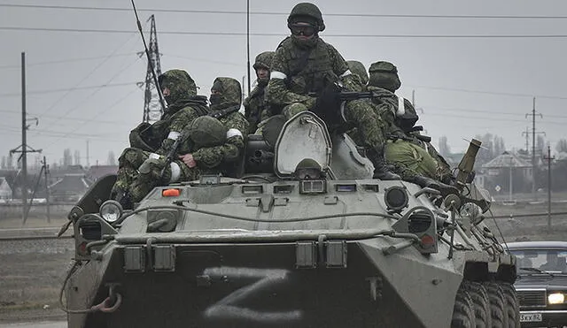 Soldados del ejército ruso, a bordo de un vehículo blindado de transporte de personal BTR-80, se dirigen por carretera hacia el centro de Ucrania. Foto: EFE