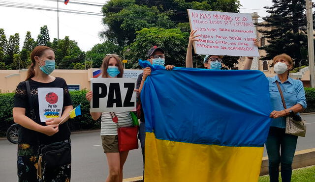 Ucranianos en Perú acudieron a las afueras de la Embajada rusa a expresar su rechazo por las acciones bélicas en contra de su país. Foto: Omar Coca/URPI-LR