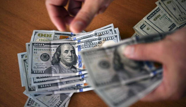 Conoce cuál es el precio del dólar en Perú hoy sábado 26 de febrero del 2022. Foto: AFP