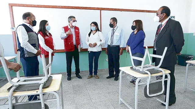 Visita. Ministro Serna llegó al colegio Guillermo Auza Arce para verificar en qué condiciones se encuentra infraestructura. Foto: La República