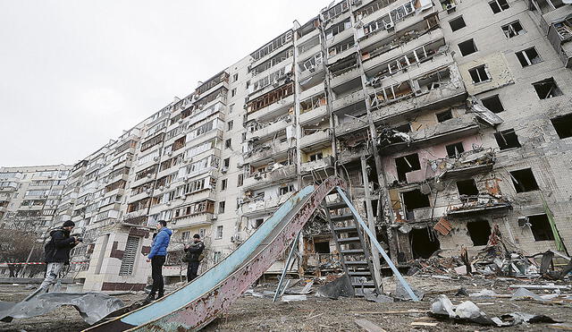 Objetivos civiles. Vladímir Putin aseguró que solo serían bombardeados los objetivos militares, pero este edificio de apartamentos sufrió el ataque de la artillería rusa. Foto: EFE