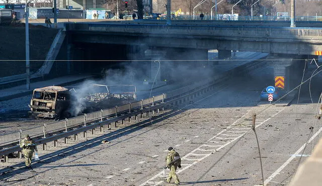 Kiev está asediada bajo el ataque de Rusia. Entretanto, Volodimir Zelenski apeló a sus ciudadanos a no deponer las armas en Ucrania. Foto: EFE / Video: AFP