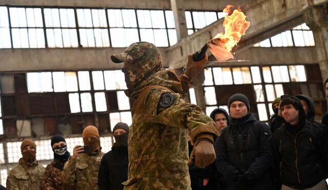 Un instructor militar entrenó a civiles ucranianos en el uso de bombas molotov en Kiev el 6 de febrero del 2022. Foto: AFP