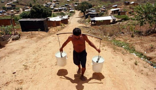 Habitantes del Bajo Piura padecen por el servicio de agua potable. Foto: Radio Cutivalú