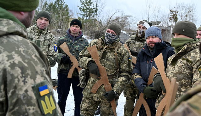 Las Fuerzas de Defensa Territorial de Ucrania participan en un ejercicio militar cerca de Kiev, el 25 de diciembre de 2021. Foto: AFP