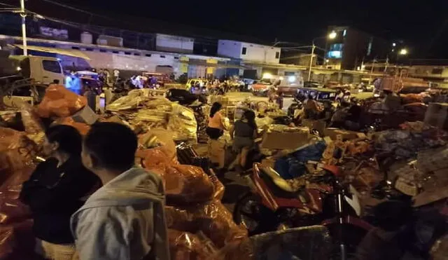 Comerciantes lograron rescatar parte de su mercadería. Foto: Facebook.