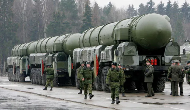 Convoy de sistemas de lanza misiles balísticos intercontinentales Topol SS-25, del ejército ruso. Foto: AFP