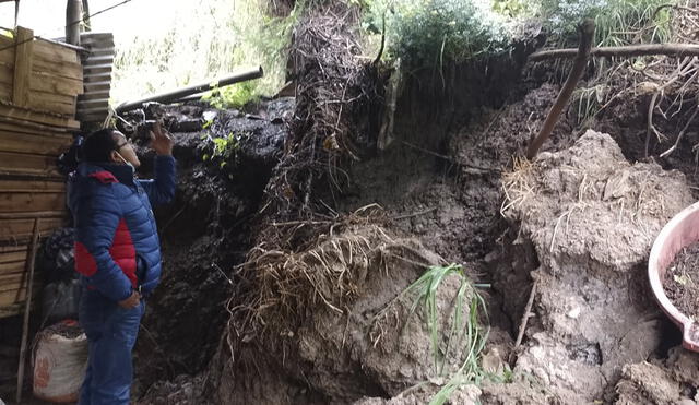 Las autoridades entregaron bienes de ayuda a la familia afectada y ayudaron en el techado. Foto: COER Áncash.